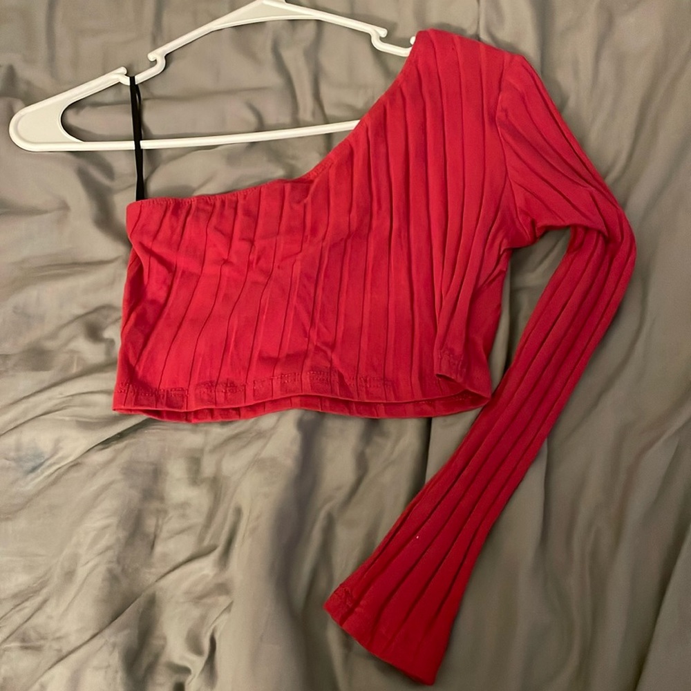 New never worn crop top size small in color red